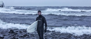 Snöstorm – då surfar han på Torneträsk
