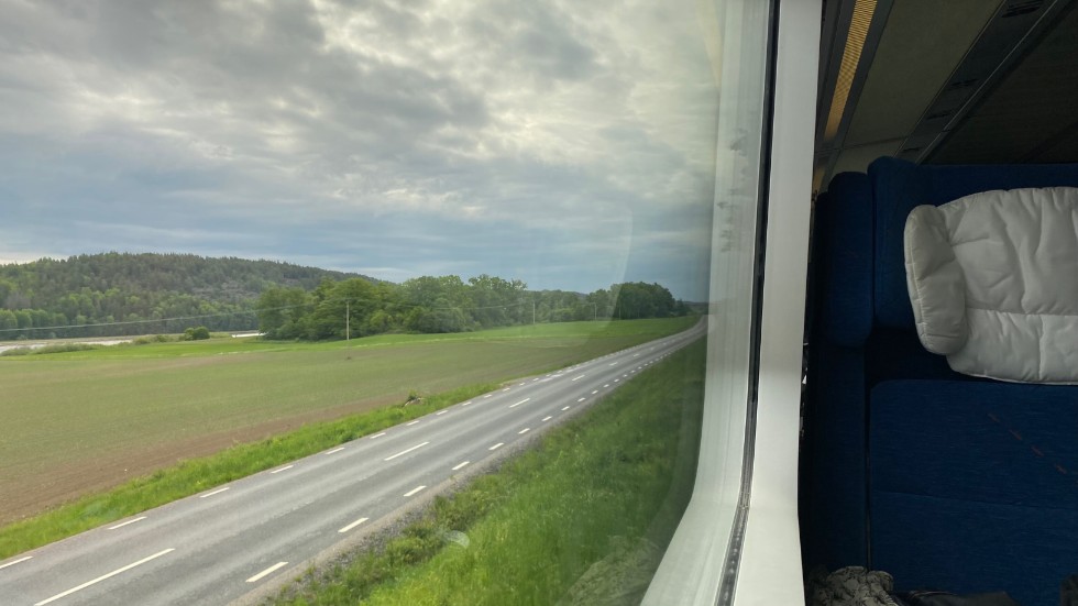 Buss i stället för tåg på vissa avgångar till Linköping kommer att skapa ett mer robust system, och tidtabellerna kommer att kunna hållas bättre, menar skribenten.