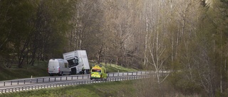Lastbil körde i diket – chauffören togs med för tillnyktring