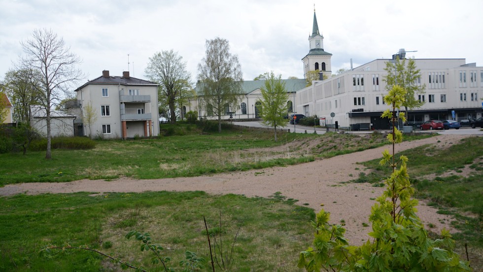 Tomten Uven ligger centralt nära kyrkan i Vimmerby. Runt årsskiftet 2023/24ska de första hyresgästerna kunna flytta in i det nya huset som kostar runt 70 miljoner totalt inklusive markköp pch projekteringskostnader.