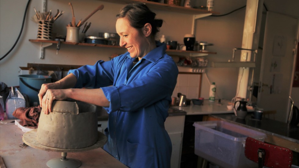Eva Szentiványi kombinerar sitt eget skapande med att hålla kurser i keramik