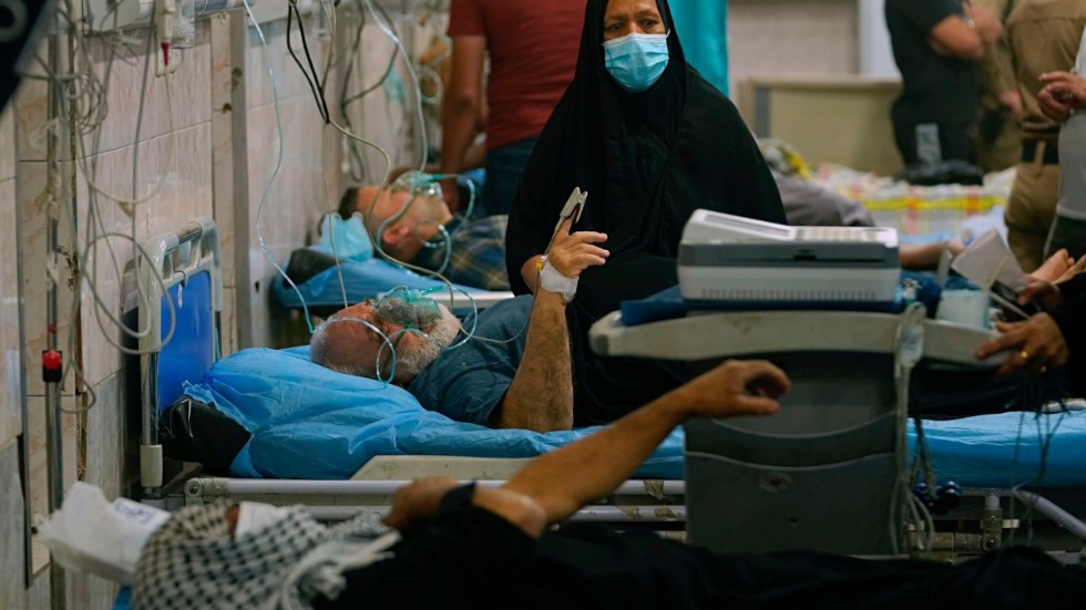 Människor med andningssvårigheter får vård på ett sjukhus i Bagdad som drabbats av ännu en sandstorm.