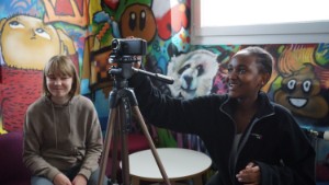Lyckat kortfilmsprojekt drar ut i skolorna igen: "Vill hjälpa unga till en mer meningsfull skärmtid"