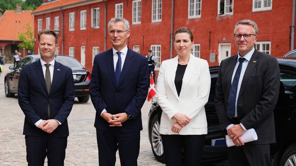Danmarks statsminister Mette Frederiksen har Natos generalsekreterare Jens Stoltenberg på besök. Här tar Frederiksen, utrikesminister Jeppe Kofod (till vänster) och försvarsminister Morten Boedskov (till höger) emot.