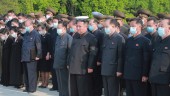 Kim deltar i stor begravning mitt i utbrottet