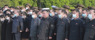 Kim deltar i stor begravning mitt i utbrottet