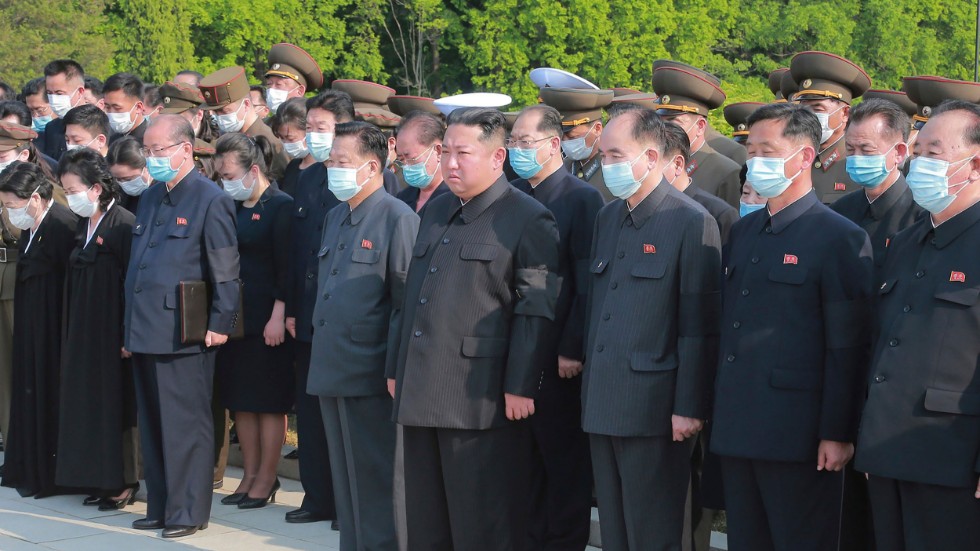 Nordkoreas diktator Kim Jong Un deltar i begravningen av Hyon Chol Hae, högt uppsatt officerare i landets armé, Koreanska Folkarmén. Bilden är tagen och distribuerad av den regimkontrollerade nyhetsbyrån KCNA.