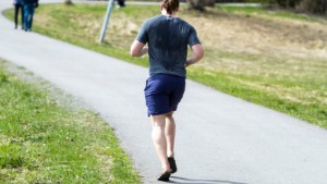 Han sprang Luleå stadsmara i flip-flops: "Det gör så ont, jag lär få ångra det här"