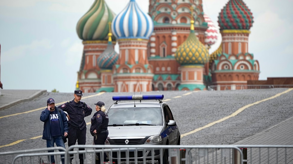 Poliser på Röda torget i Moskva den 28 juni. Arkivbild.