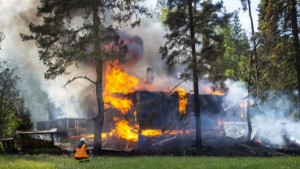 Villa totalförstörd i kraftig brand