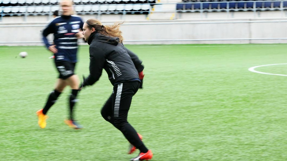 På språng. 2013 värvades Emma Lennartsson från IFK Norrköping till Linköpings FC. Första säsongen blev det 21 allsvenska matcher, varav 14 från start, men sedan dess har speltiden minskat. Nu ska den öka igen. Blir 2017 året då Emma Lennartsson inte längre är i skymundan bakom Magdalena Eriksson & Co?