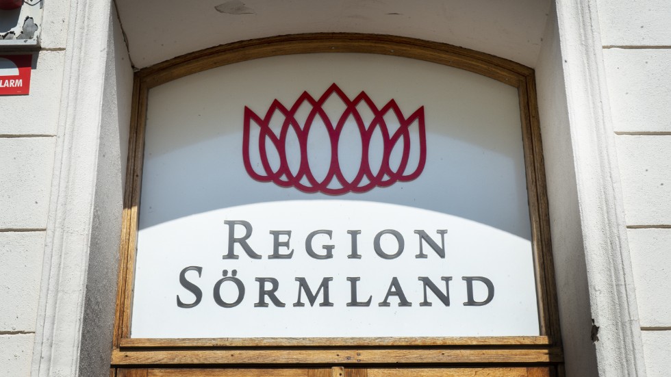 Region Sörmland ska spara pengar och säga upp personal.