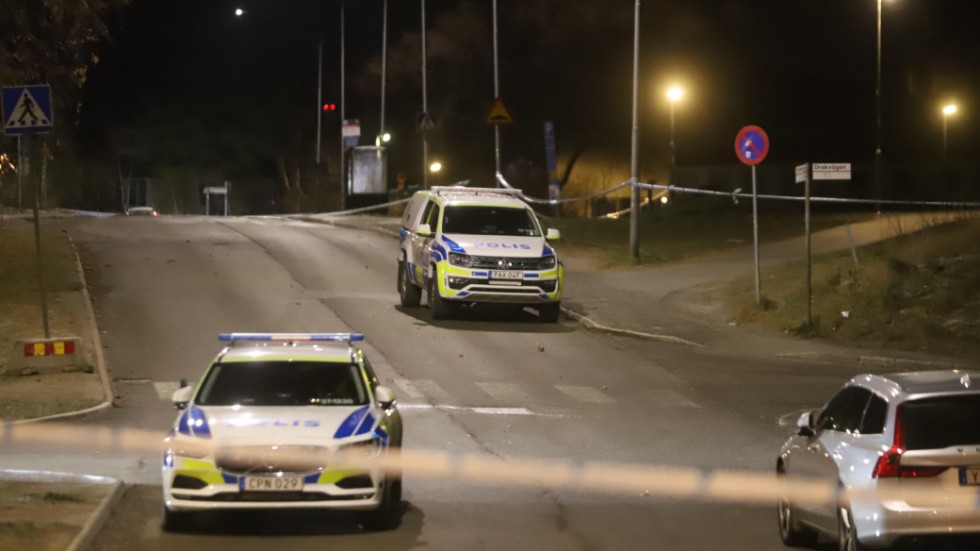 Polisbilar på platsen där en man sköts ihjäl i Huddinge söder om Stockholm i november 2021. Arkivbild.