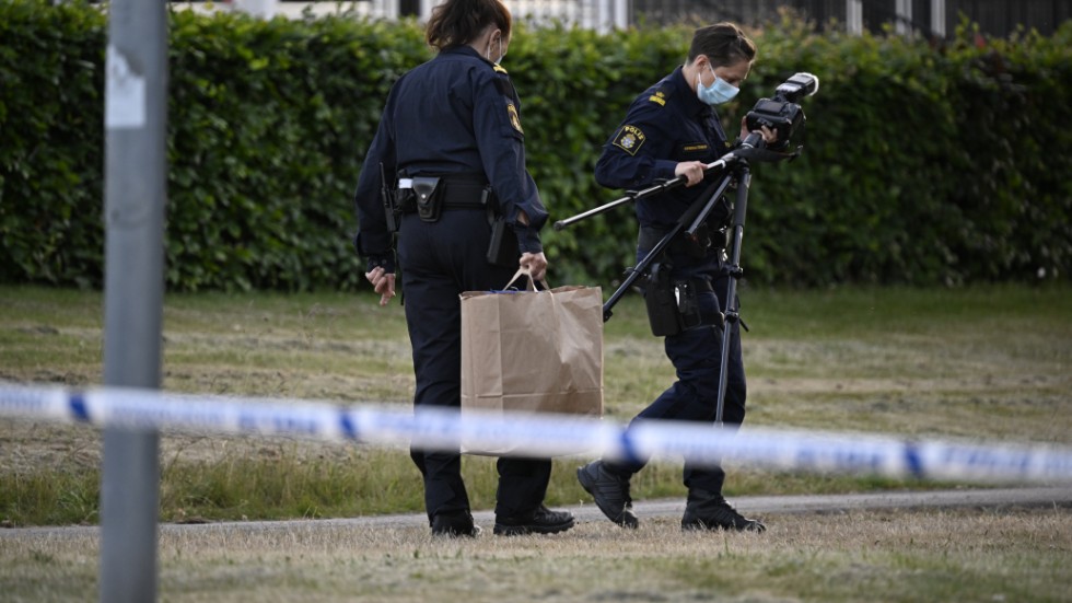Polis och kriminaltekniker i området i Ängelholm där en tioårig flicka i måndags blev attackerad med kniv. Arkivbild.