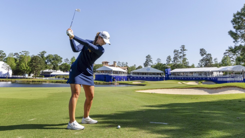 Linnea Ström slår in mot 18:e greenen på veckans majorbana The Club at Carlton Woods i Texas.