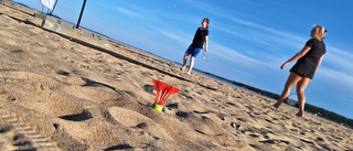 Badminton ute på sand i blåsten – jodå det funkar