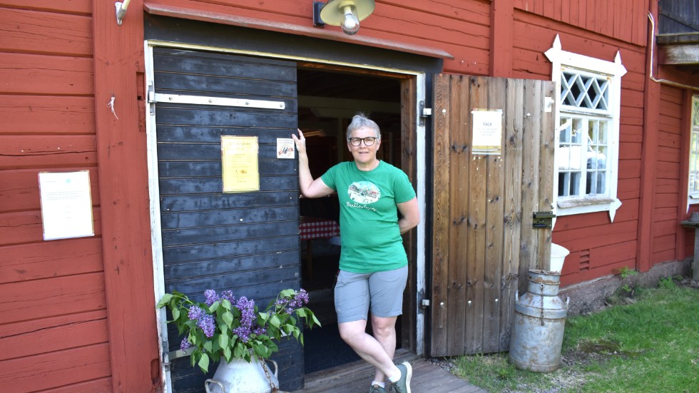 Karina Svensson driver Café Sörgården och anställer sju sommarjobbare till sommaren, till cafét och parkeringen. 
