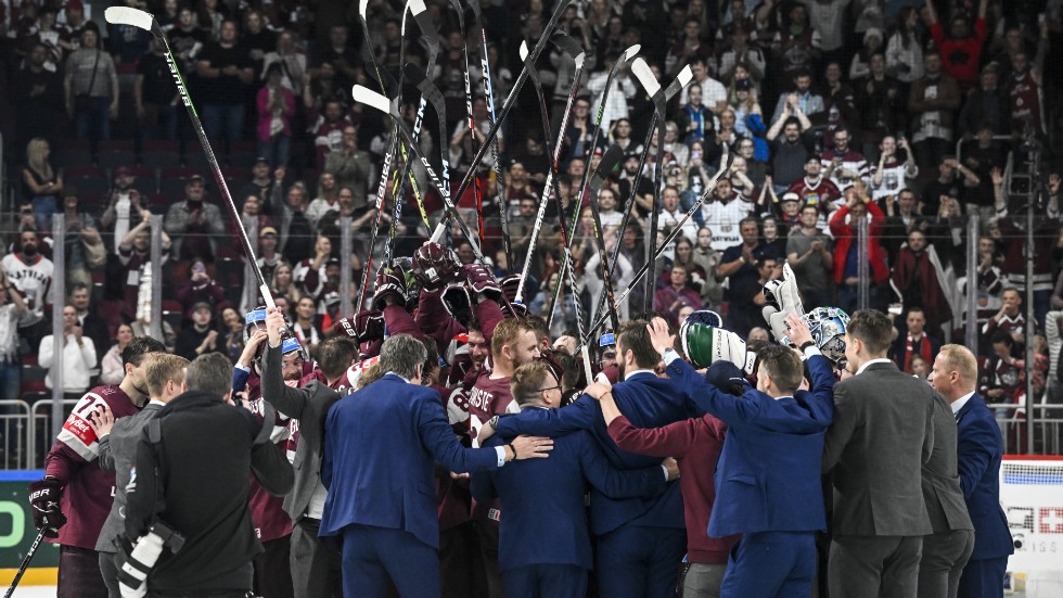 Lettland firar sin historiska seger över Tre Kronor.