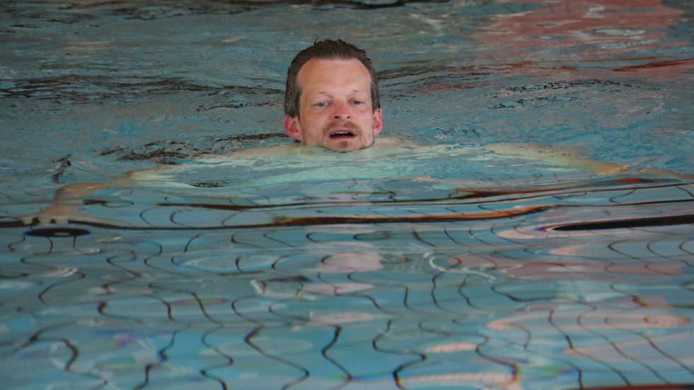 "Jag fick aldrig tillfälle att lära mig simma som barn, säger Bent Thorlund, som tar skadan igen nu i vuxen ålder.
