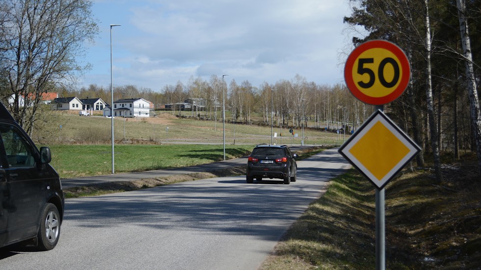 I flera år drev kommunen på för att få ner hastigheten till max 50 kilometer på Grägarpsvägen förbi Nossen. När kommunen tog över ansvaret för vägen 2018 blev det snabbt en sänkning. Nu höjs hastigheten igen.