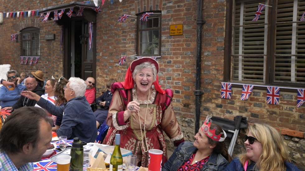 Gatufest i East Sussex England på söndagen. Under dagen bedöms omkring 67|000 kröningsluncher (Big Lunch) ha anordnats runt om i Storbritannien.