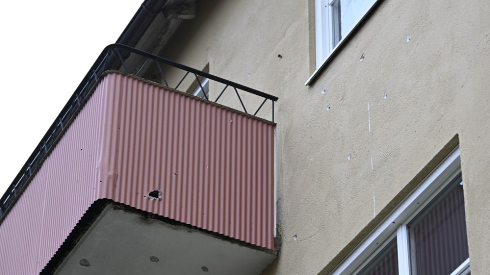 Vid en av händelserna sköt pojkarna mot en fasad i Gubbängen i södra Stockholm. Flera skott gick in i en lägenhet. Arkivbild.