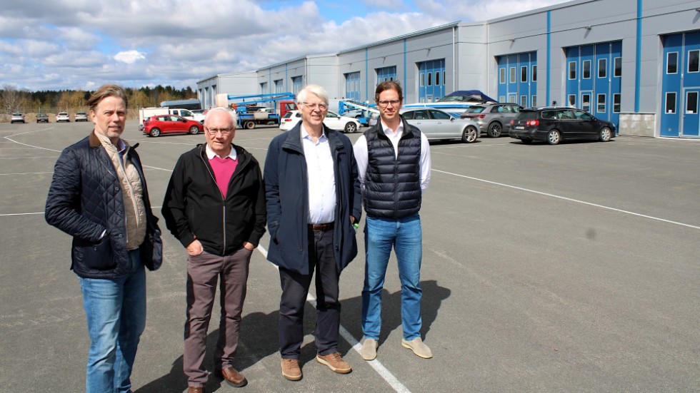 Jerker Ekelund och Leif Sörensen från Klar kvadrat tillsammans med Pål Wingren och Filip Wingren från SEHED Byggmästargruppen som bland annat köpt industrifastigheterna på Krönsmon.