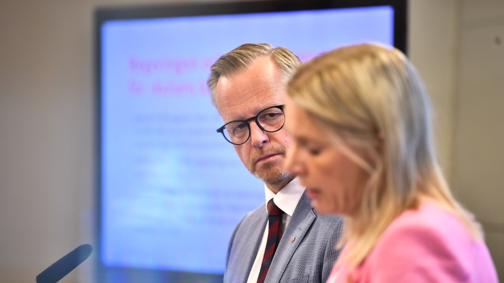 Socialdemokraternas finanspolitiska talesperson Mikael Damberg och partiets utbildningspolitiska talesperson Åsa Westlund kräver besked från regeringen om mer pengar till skolan - före midsommar.