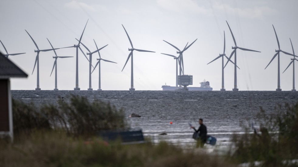 De havsbaserade vindkraftverken i Lillgrund utanför Bunkeflostrand söder om Öresundsbron snurrar på i den hårda vinden. Arkivbild.
