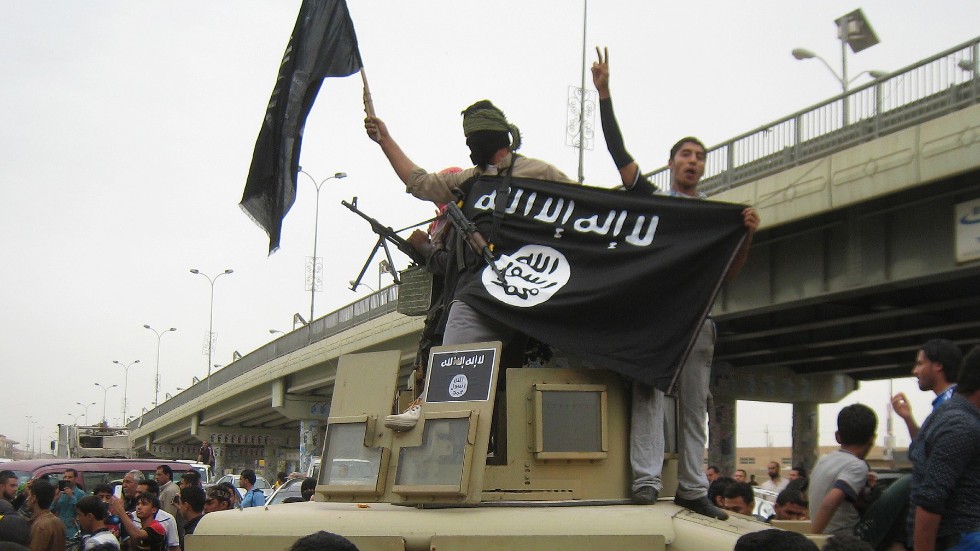 Jihadister håller upp terrorgruppen Islamiska statens flagga i al-Falluja, Irak, 2014. Arkivbild.