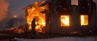 Hus totalförstört av svårbekämpad brand