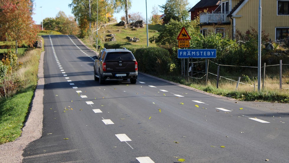 En bymiljöväg har breda vägrenar för gående och cyklister. Körbanan är desto smalare.