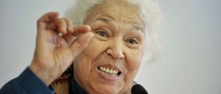 Nawal El Saadawi demonstrerar i Egypten