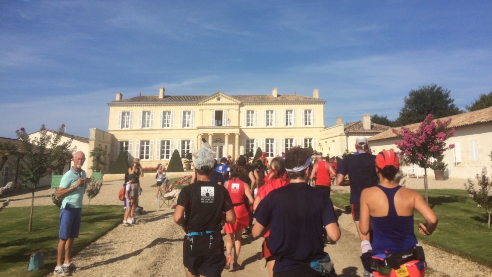 I Médoc Marathon i Frankrike stannar löparna till vid 20 slott och får bland annat smaka vin, ostron och torkad frukt.