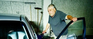 Hans, 77, har väntat på ett parkeringstillstånd i tre månader