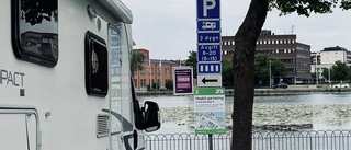 Parkeringsförvirring på Strömsholmen – bilar ställer sig fel trots skyltning ✓40 bilar har lappats ✓"En hel del böter"
