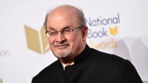 Rushdie talbar igen efter attacken