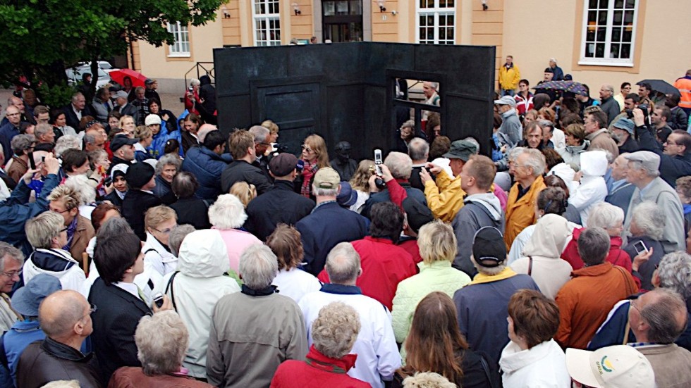 Folket fick sin vilja igenom. Det blev en staty över Astrid Lindgren på torget i Vimmerby tillsist. Men vägen dit kantades av folkligt uppror och en konststrid som gav eko långt utanför Vimmerby. Bilden är från invigningen av statyn 2007.