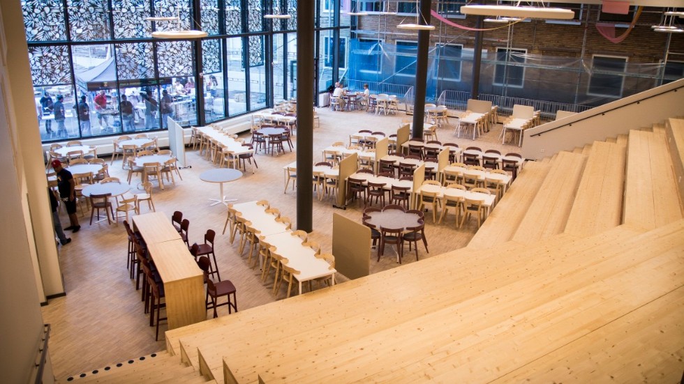 Bild av aulan och matsalen från invigningen av nya Järvenskolan i Katrineholm.