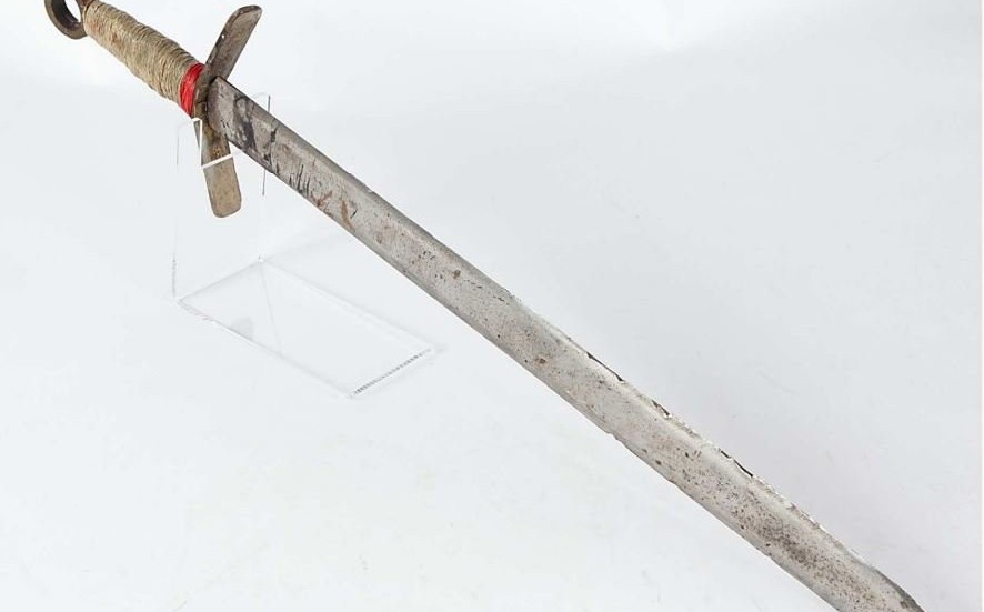 Bild på svärdet från polisens förundersökningsprotokoll.