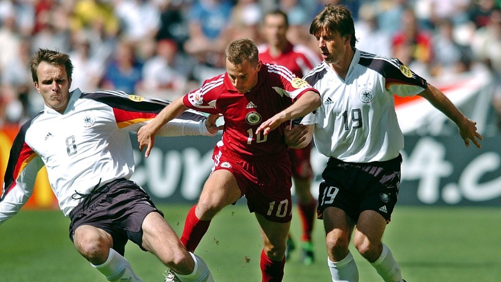 Andrejs Rubins, här i kamp med tyska mittfältare under EM 2004 i Portugal, har avlidit. Arkivbild.
