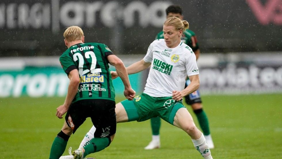 Dubbla målskytten Gustav Ludwigson och Varbergs André Boman under måndagens möte i allsvenskan mellan Varberg och Hammarby.