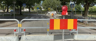 Vattenläcka i centrala Eskilstuna – trafiken avstängd: "Har begränsat vattenflöde"