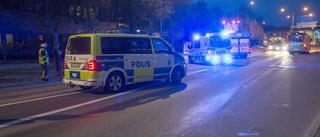 Mopedist och bilist i krock i centrala Nyköping – en man förd till sjukhus