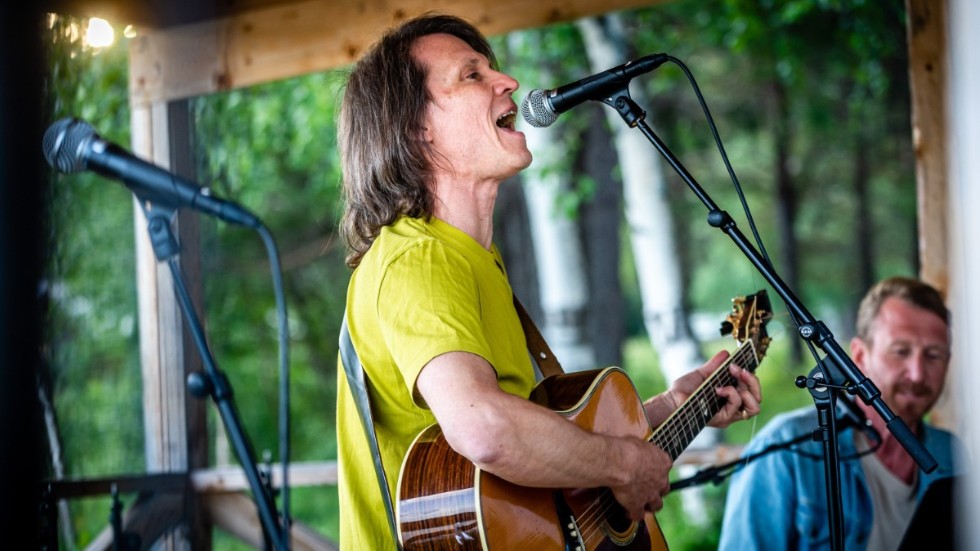 Jakob Hellman spelar i Hultsfreds folkets park lördagen den 21 september. "Det kommer att bli en jätterolig dag", säger Per Alexandersson.