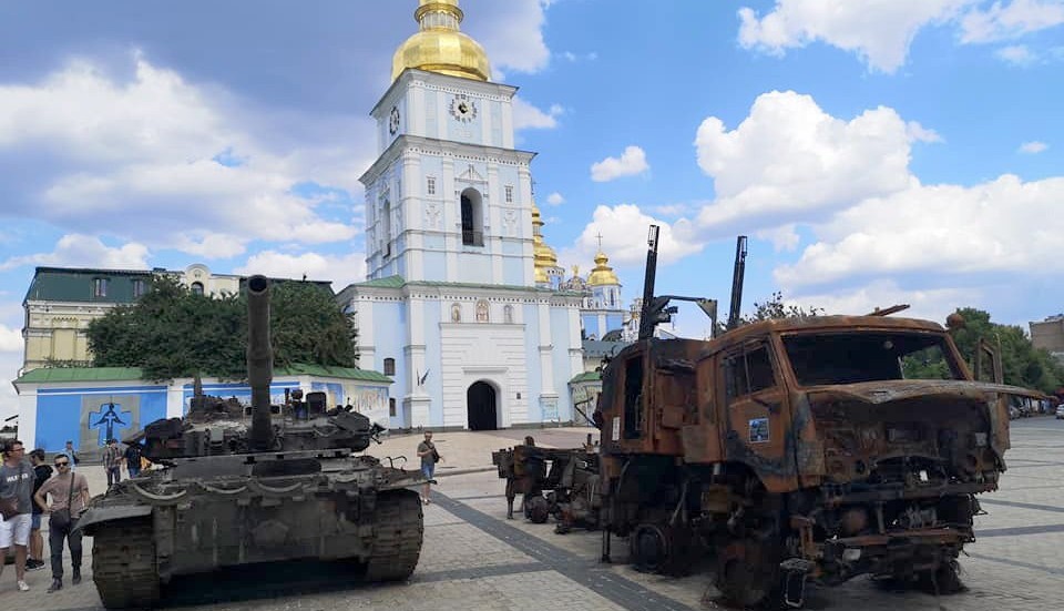 Ryska pansarfordon utanför S:t Mikaels guldkupolsförsedda katedral i Kiev i juni i år. Installationen är arrangerad av ukrainsk militär.
