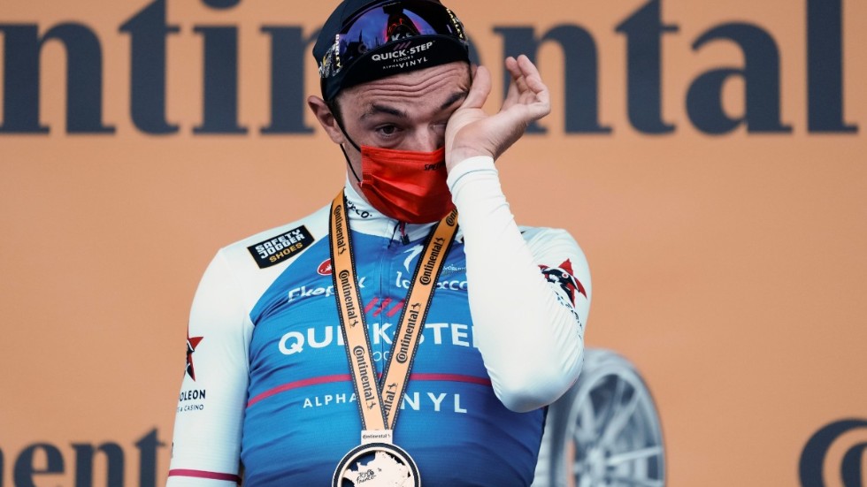 Yves Lampaert torkar tårarna efter sin skrällseger i Tour de France.
