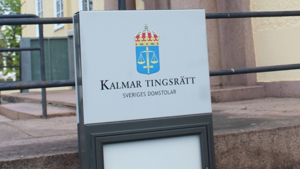 Kalmar Tingsrätt utdömde fängelse och skadestånd för grovt kvinnofridsbrott.