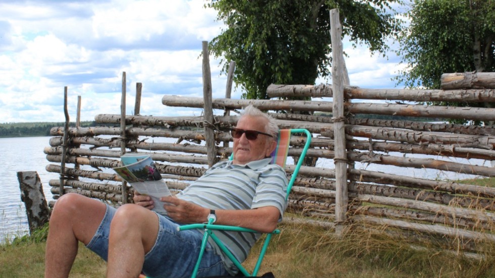 Göran Schultz från Vimmerby slappnar av i solstolen innan det blir ett dopp. 