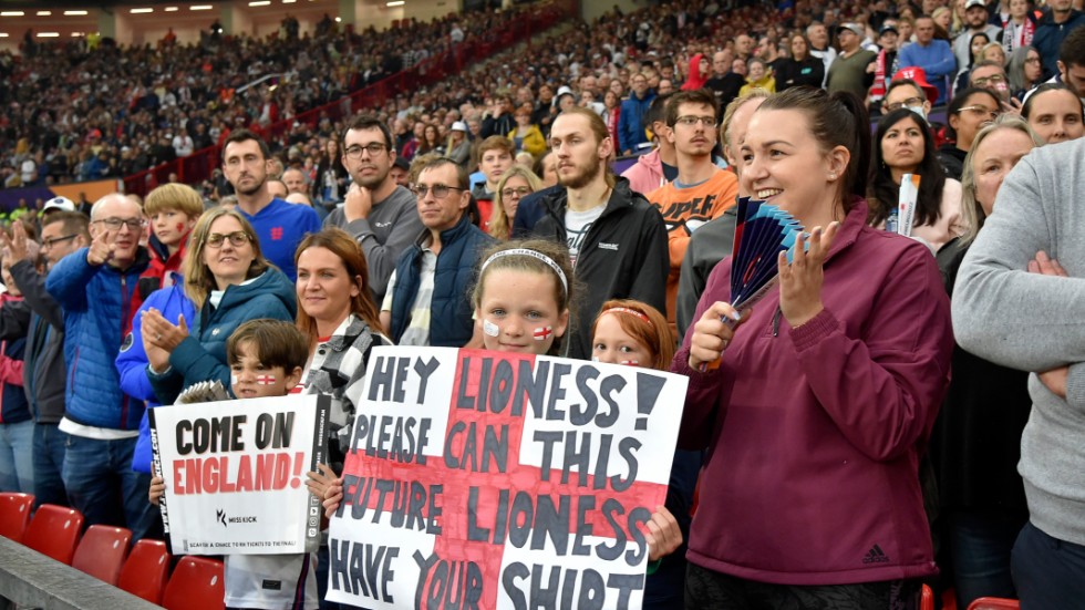 En ung supporter – på jakt efter en souvenir – bland 68|871 åskådare på Old Trafford.